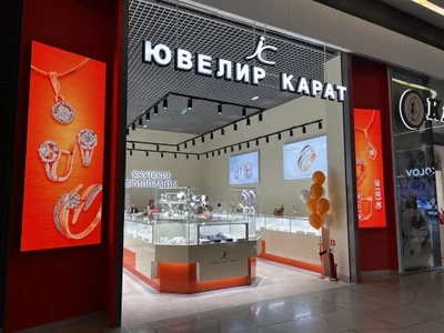 LED-экран на входной группе ювелирного магазина