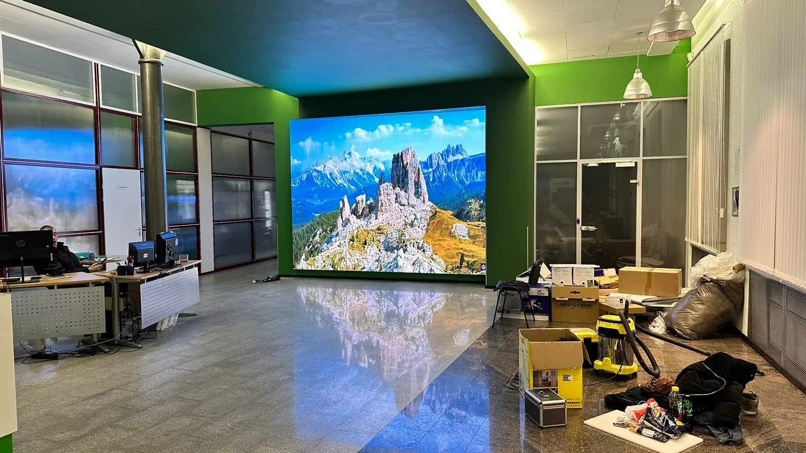 LED-экран видеоэкран со встроенной акустикой в фойе офиса компании