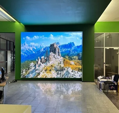 LED-экран видеоэкран со встроенной акустикой в фойе офиса компании