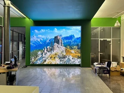 LED-экран видеоэкран со встроенной акустикой в фойе офиса компании
