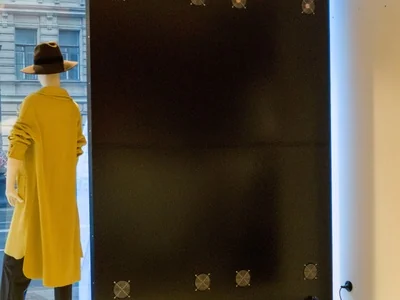 LED-экран в витрину бутика одежды